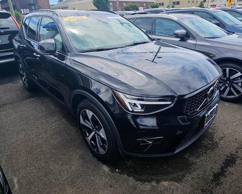 2023 Volvo XC40 B5 Plus Dark Theme