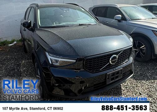2023 Volvo XC40 B5 Plus Dark Theme