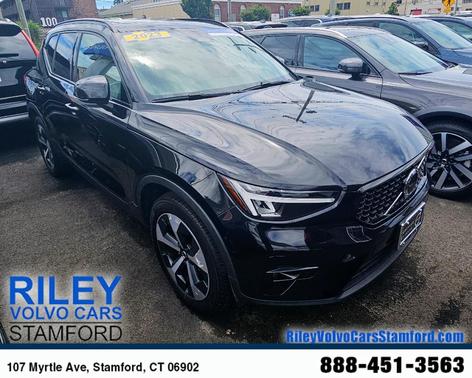 2023 Volvo XC40 B5 Plus Dark Theme
