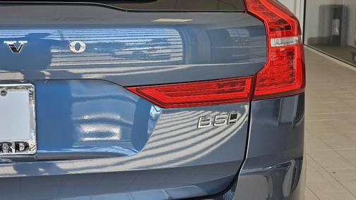 2024 Volvo XC60 B5 Core Dark Theme