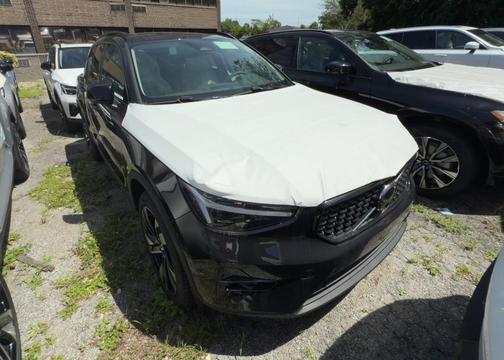 2025 Volvo XC40 B5 Ultra Dark Theme