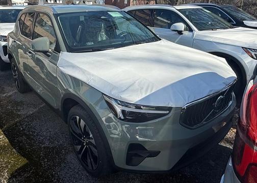 2025 Volvo XC40 B5 Ultra Bright Theme