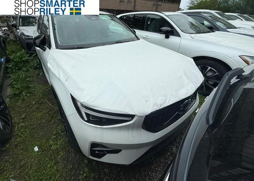 2025 Volvo XC40 B5 Plus Dark Theme
