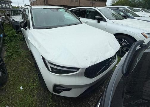 2025 Volvo XC40 B5 Plus Dark Theme