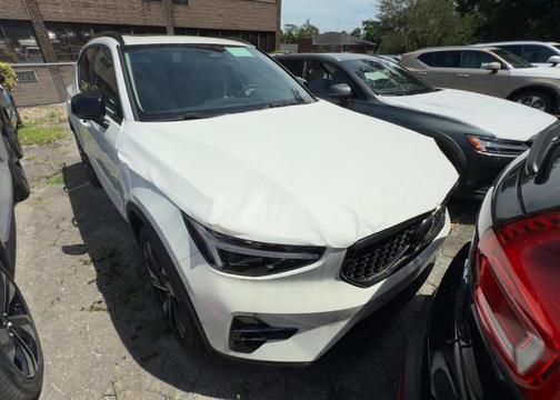 2025 Volvo XC40 B5 Plus Dark Theme