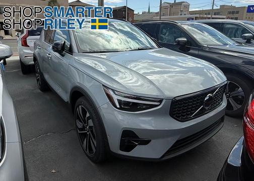 2025 Volvo XC40 B5 Ultra Dark Theme