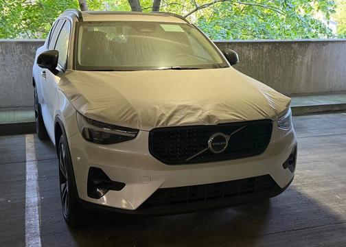 2025 Volvo XC40 B5 Plus Dark Theme