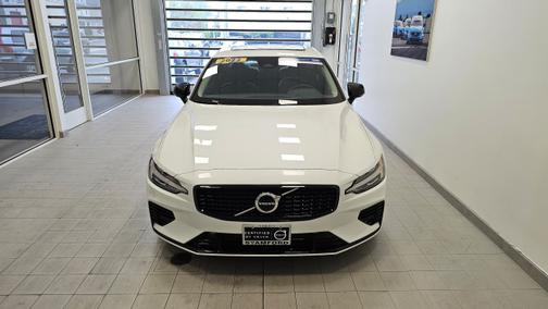 2023 Volvo S60 Recharge Plug-In Hybrid Plus Dark