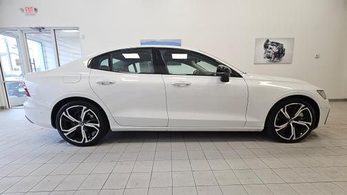 2023 Volvo S60 Recharge Plug-In Hybrid Plus Dark