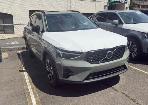 2025 Volvo XC40 B5 Plus Dark Theme