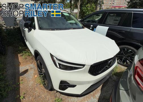 2025 Volvo XC40 B5 Ultra Dark Theme