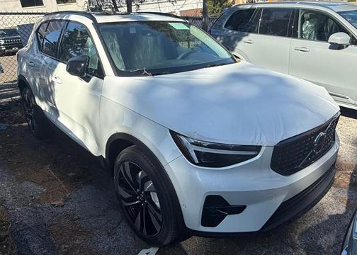 2025 Volvo XC40 B5 Ultra Dark Theme