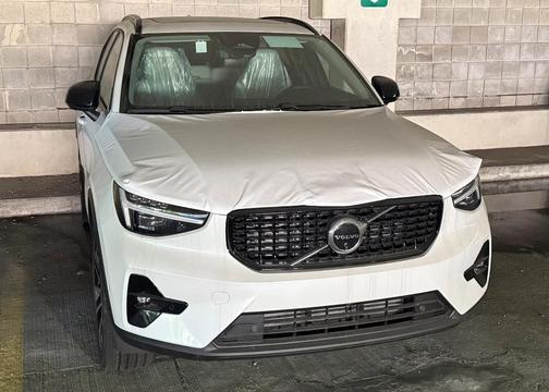2025 Volvo XC40 B5 Ultra Dark Theme