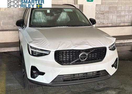 2025 Volvo XC40 B5 Ultra Dark Theme