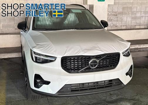 2025 Volvo XC40 B5 Ultra Dark Theme