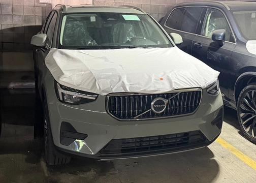 2025 Volvo XC40 B5 Core Bright Theme