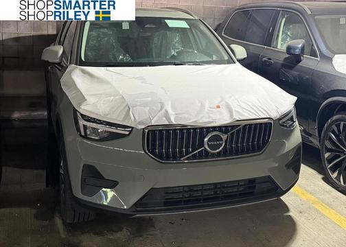 2025 Volvo XC40 B5 Core Bright Theme