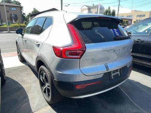 2025 Volvo XC40 B5 Core Bright Theme