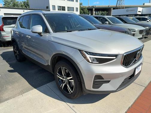 2025 Volvo XC40 B5 Core Bright Theme