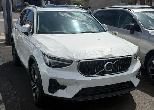 2025 Volvo XC40 B5 Plus Bright Theme