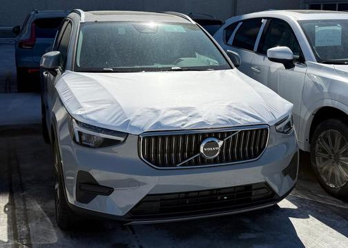 2025 Volvo XC40 B5 Core Bright Theme