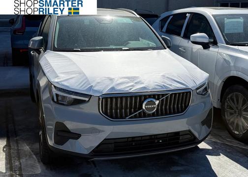 2025 Volvo XC40 B5 Core Bright Theme