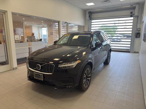 2022 Volvo XC90 T6 Momentum 7 Passenger