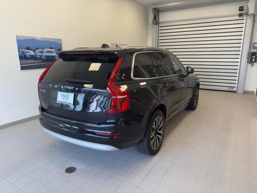 2022 Volvo XC90 T6 Momentum 7 Passenger