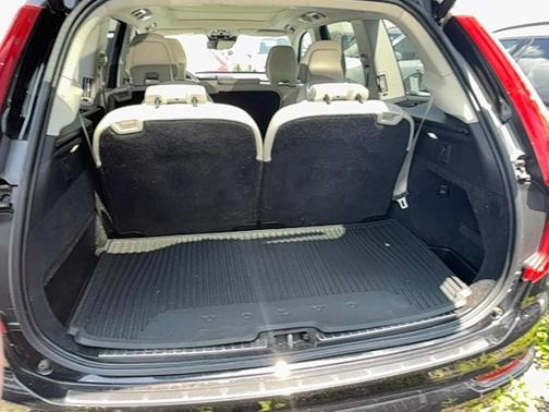 2022 Volvo XC90 T6 Momentum 7 Passenger