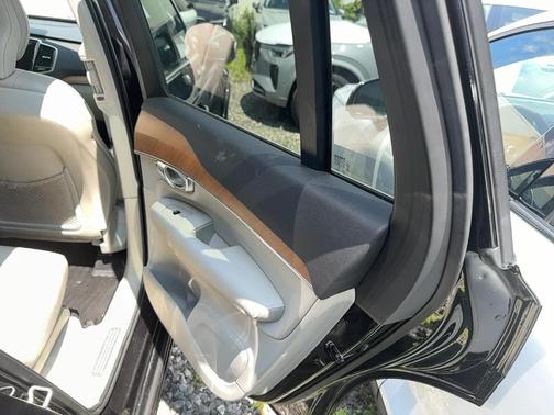 2022 Volvo XC90 T6 Momentum 7 Passenger
