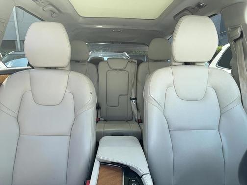 2022 Volvo XC90 T6 Momentum 7 Passenger