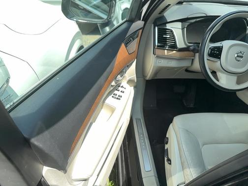 2022 Volvo XC90 T6 Momentum 7 Passenger