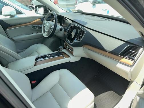 2022 Volvo XC90 T6 Momentum 7 Passenger