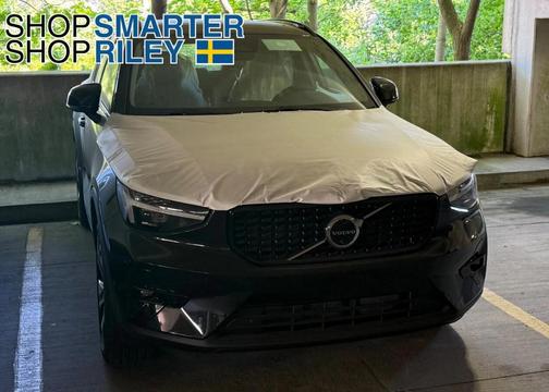 2025 Volvo XC40 B5 Ultra Dark Theme