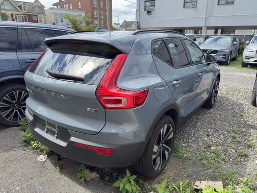 2023 Volvo XC40 B5 Plus Dark Theme