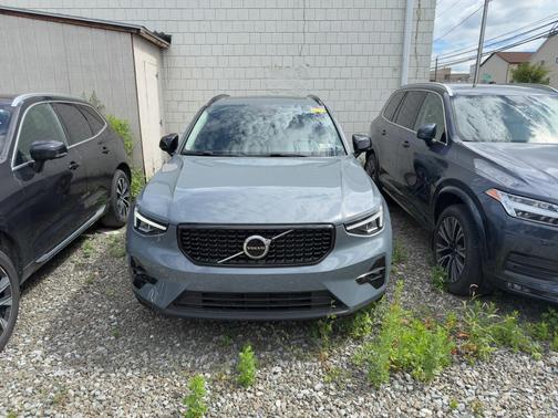 2023 Volvo XC40 B5 Plus Dark Theme