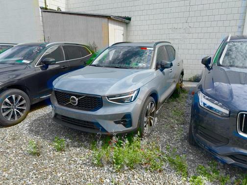 2023 Volvo XC40 B5 Plus Dark Theme
