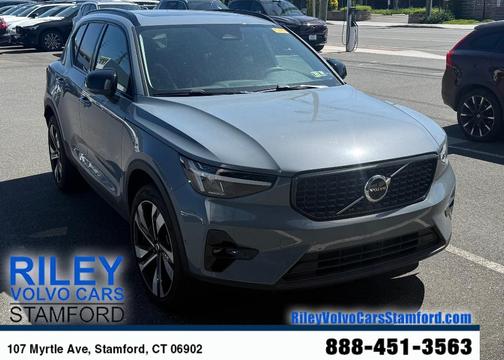 2023 Volvo XC40 B5 Plus Dark Theme