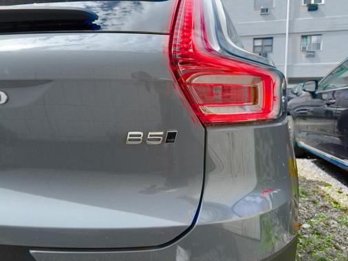 2023 Volvo XC40 B5 Plus Dark Theme