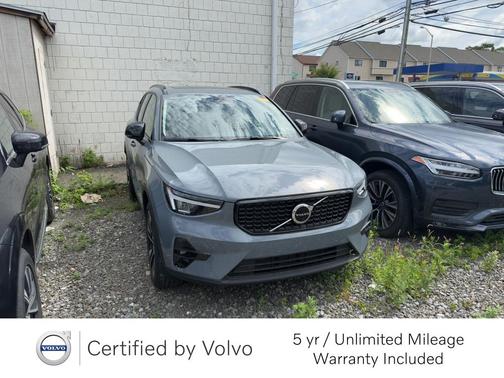 2023 Volvo XC40 B5 Plus Dark Theme
