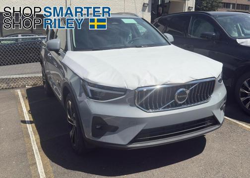 2025 Volvo XC40 B5 Ultra Bright Theme