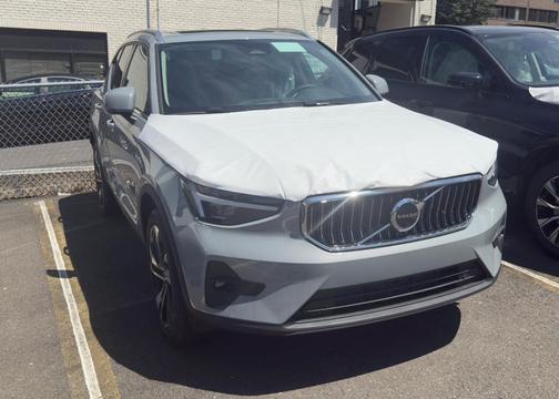 2025 Volvo XC40 B5 Ultra Bright Theme