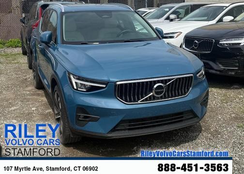 2023 Volvo XC40 B5 Plus Bright Theme