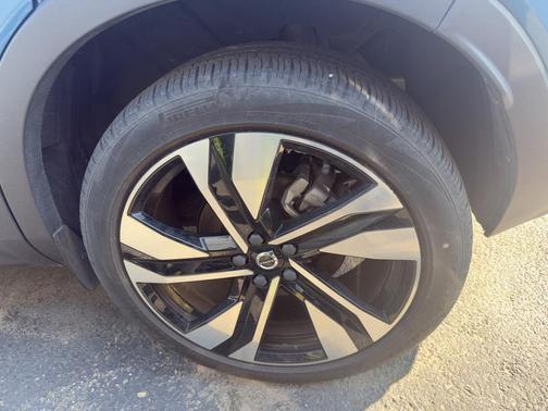 2023 Volvo XC40 B5 Plus Bright Theme
