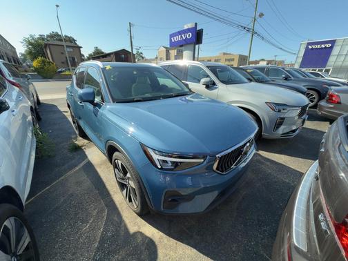 2023 Volvo XC40 B5 Plus Bright Theme