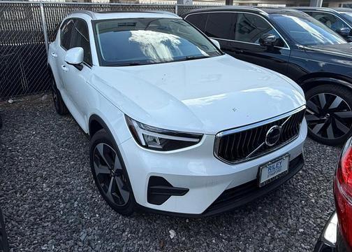 2025 Volvo XC40 B5 Core Bright Theme