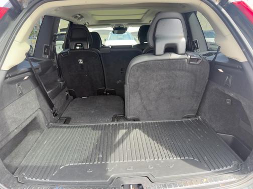 2022 Volvo XC90 T6 Momentum 7 Passenger