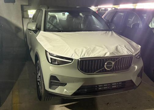 2025 Volvo XC40 B5 Core Bright Theme