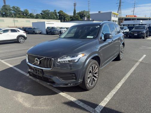 2022 Volvo XC90 T6 Momentum 7 Passenger