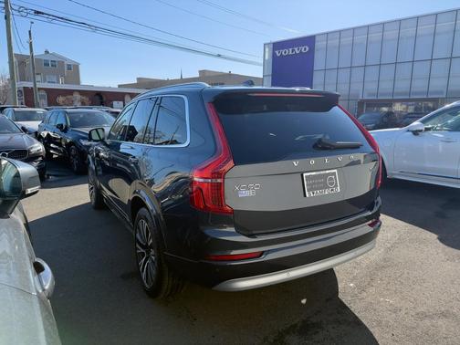 2022 Volvo XC90 T6 Momentum 7 Passenger